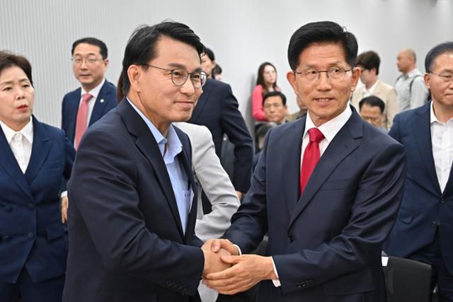 김문수 전 국민의힘 대선 후보가 4일 서울 여의도 중앙당사에서 열린 제21대 대통령선거 국민의힘 중앙선거대책위원회 해단식에서 윤상현 의원과 악수를 하고 있다. 연합뉴스