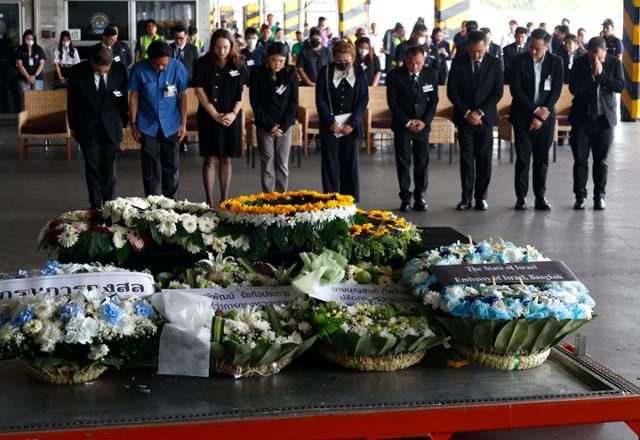11일 태국 사뭇프라칸주에 위치한 수완나품 국제공항에서 2023년 10월 팔레스타인 무장정파 하마스의 이스라엘 공격 당시 인질로 잡혔다 목숨을 잃은 태국인 노동자 나타퐁 핀타의 시신이 도착하고 있다. 사뭇프라칸=EPA 연합뉴스