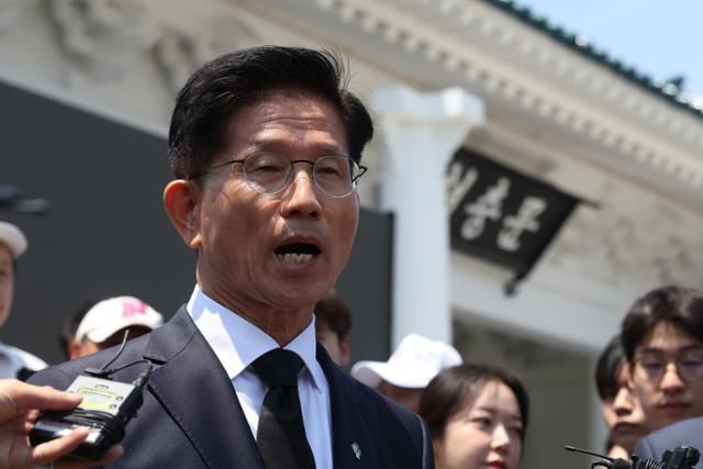 김문수 전 국민의힘 대선 후보가 현충일인 6일 오전 서울 동작구 국립서울현충원에서 현충탑 참배를 마치고 백브리핑하고 있다. 뉴시스