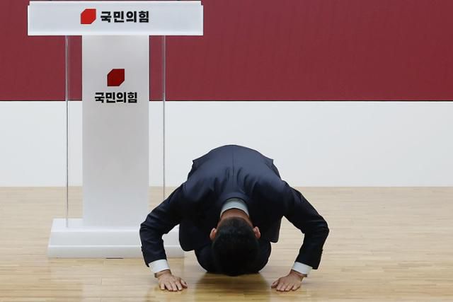 김문수 전 국민의힘 대선 후보가 4일 서울 여의도 국민의힘 당사에서 열린 중앙선대위 해단식에서 큰절하고 있다. 뉴스1