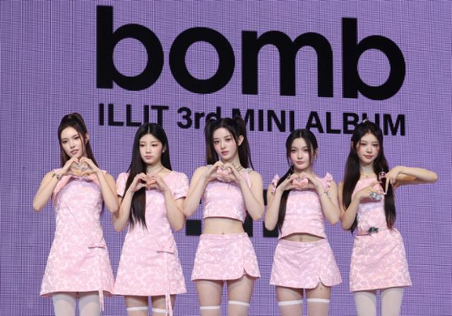 그룹 아일릿(ILLIT)이 16일 서울 광진구 예스24라이브홀에서 열린 세 번째 미니앨범 '밤'(bomb) 언론 공개회에서 포즈를 취하고 있다. 연합뉴스