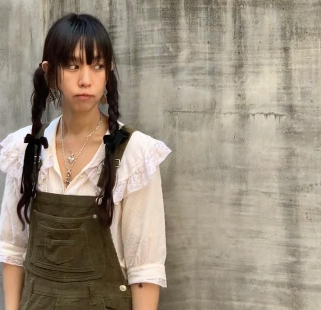 베이글 카페 '런던베이글뮤지엄'의 브랜드 총괄 디렉터인 료씨는 최근 책 '료의 생각 없는 생각'을 내고 남들과 같아지지 못해서, 남들의 기준에 맞지 못해서 불안해하시는 분들이 더듬더듬 자신만의 답을 찾아가게 되기를 바란다고 말했다. 열림원 제공