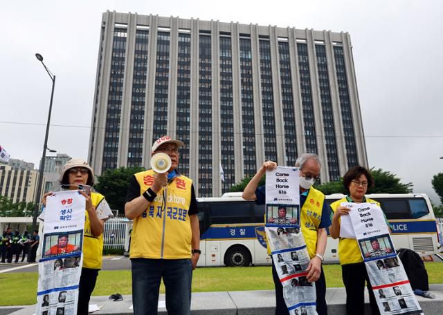 최성룡 납북자피해가족연합회 대표와 납북피해자 가족들이 16일 정부서울청사 정문 앞에서 전단 살포 이유와 살포된 전단지 내용, 실제 전단지를 보여주고 있다. 뉴시스