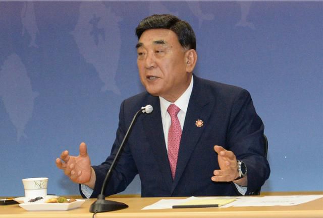 김두겸 울산시장이 16일 오전 시청 프레스센터에서 SK그룹과 아마존웹서비스(AWS)가 공동 추진하는 인공지능(AI)전용 데이터센터 유치 배경에 대해 설명하고 있다. 뉴시스