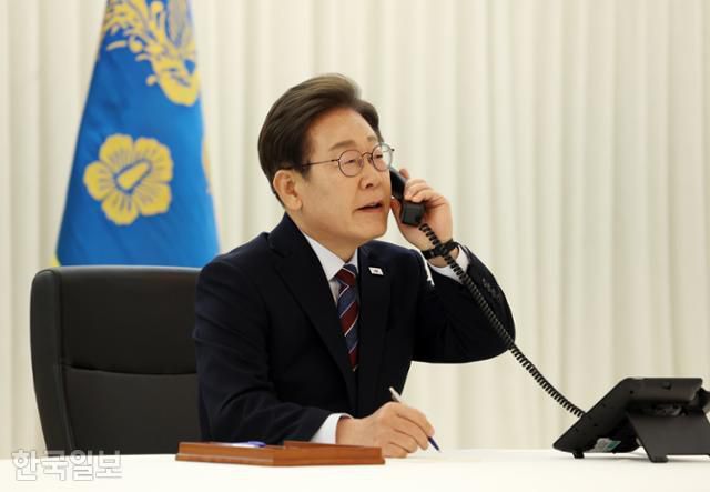 이재명 대통령이 6일 서울 한남동 관저에서 도널드 트럼프 미국 대통령과 전화 통화를 하기 위해 수화기를 들고 있다. 대통령실 제공