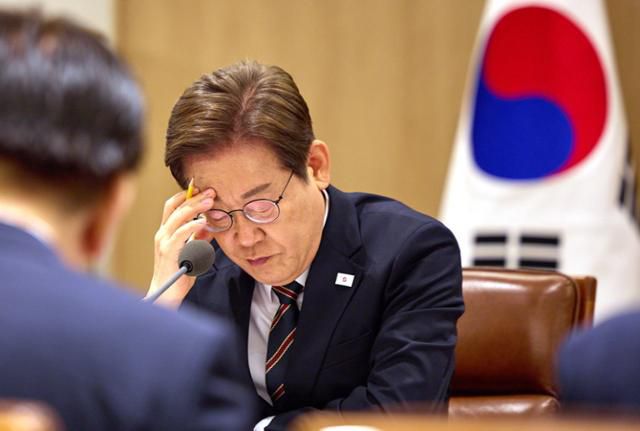 이재명 대통령이 9일 서울 용산구 대통령실 청사에서 열린 비상경제점검 TF 2차 회의에서 생각에 잠겨 있다. 대통령실 제공