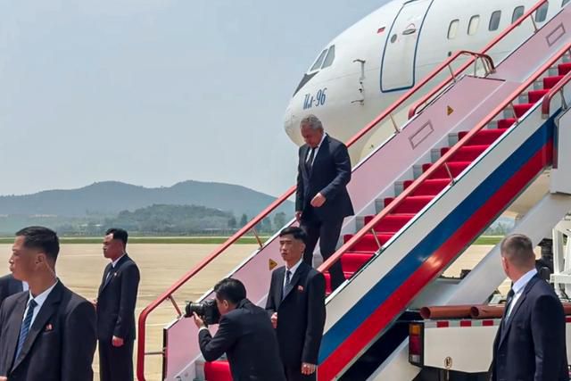 세르게이 쇼이구 러시아 국가안보회의 서기가 17일 북한 평양을 방문해 전용기에서 내려오고 있다. 평양=타스 연합뉴스