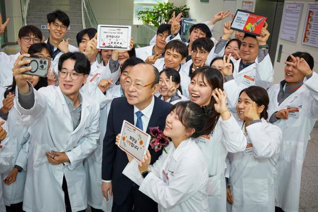 김승연 한화그룹 회장이 17일 충남 서산시 한화토탈에너지스 연구소에서 연구원들과 기념사진을 찍고 있다. 한화 제공