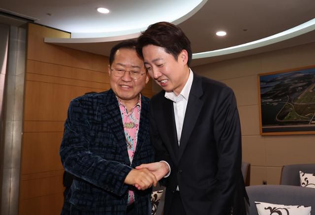 지난달 10일 미국 출국을 앞둔 홍준표(왼쪽) 전 대구시장이 인천국제공항 제1여객터미널로 배웅을 나온 이준석 개혁신당 당시 대선 후보와 악수하고 있다. 뉴시스