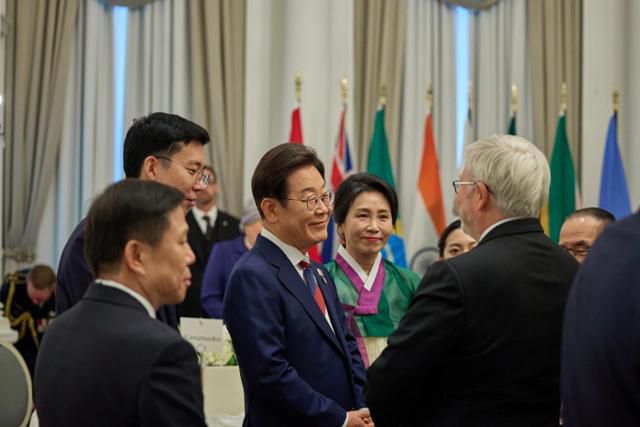 이재명 대통령이 16일(현지시간) 캐나다 캘커리 한 호텔에서 열린 캐나다 총독 내외 주최 주요 7개국(G7) 정상회의 초청국 리셉션에서 참석자들과 대화하고 있다. 김원집 외교부 서기관이 이 대통령 옆에서 통역을 수행하는 모습. 캘커리=왕태석 선임기자