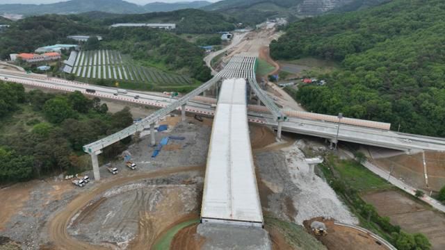 아산시 인주산업공단과 염치읍을 지나는 고속도로 공사가 한창이다. 아산시 제공