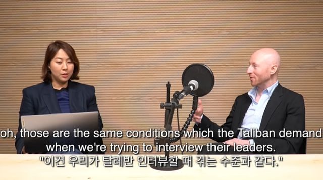 14일 독립언론 '뉴스포터'가 유튜브에 게시한 영상 일부. 영국 파이낸셜타임스 서울지국장인 크리스티안 데이비스(오른쪽)가 윤석열 정부의 언론관을 비판하고 있다. 유튜브 '뉴스포터' 채널 영상 캡처