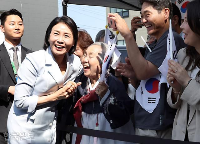 이재명 대통령 부인 김혜경 여사가 17일 캐나다 앨버타주 캘거리 한인회관에서 열린 캐나다 서부 동포사회와의 대화를 나누기 전 동포들과 인사를 하고 있다. 캘거리=왕태석 선임기자
