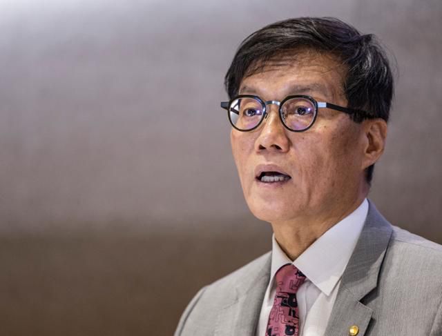 이창용 한국은행 총재가 18일 서울 중구 한국은행 별관에서 '가공식품, 주거비 등 생활물가 평가와 향후 주요 물가 동인 점검'을 주제로 열린 상반기 물가 설명회에 참석해 발언하고 있다. 연합뉴스