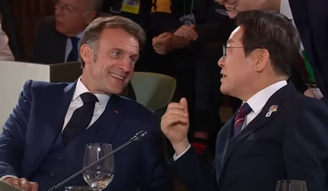 에마뉘엘 마크롱(왼쪽) 프랑스 대통령과 이재명 대통령이 주요7개국(G7) 정상회의 확대회담장에서 나란히 앉아 대화를 나누고 있다. 유튜브 JTBC채널 캡처