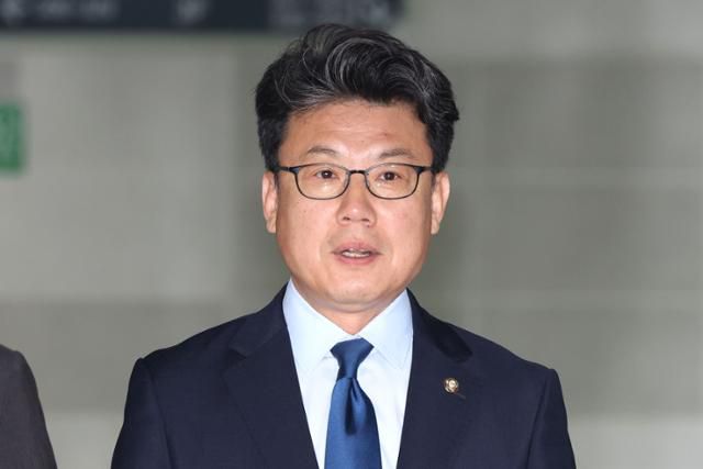 진성준 더불어민주당 정책위의장이 18일 오전 서울 여의도 국회 의원회관에서 민생회복지원금을 포함한 추가경정예산 편성 논의를 위해 열린 당정대 협의회에 참석하고 있다. 뉴스1