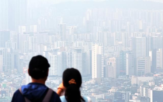 16일 서울 남산에서 바라본 도심 아파트의 모습. 뉴시스