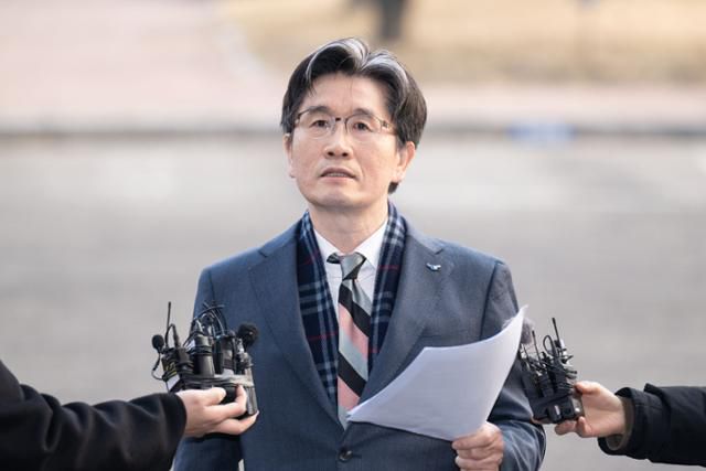 오동운 고위공직자범죄수사처장이 1월 22일 경기 과천시 정부과천청사로 출근하며 취재진의 질문에 답하고 있다. 과천=이한호 기자