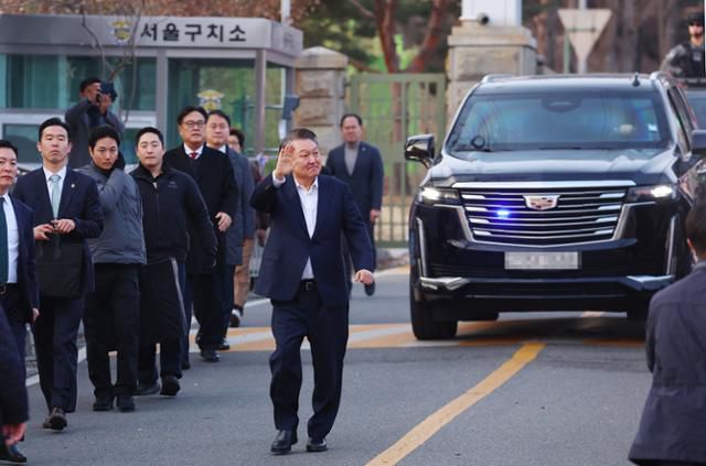 윤석열 전 대통령이 3월 8일 경기도 의왕시 서울구치소를 나서며 지지자들에게 인사하고 있다. 연합뉴스