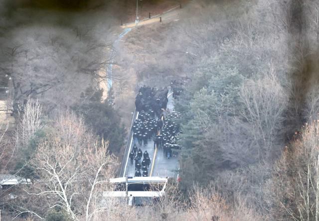 윤석열 전 대통령에 대한 체포영장 2차 집행이 진행된 1월 15일 서울 용산구 한남동 대통령 관저로 경찰 관계자들이 진입하고 있다. 코리아타임스 심현철 기자