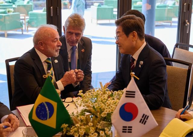 이재명 대통령이 17일 캐나다 앨버타주 캐내내스키스 주요 7개국(G7) 정상회의장에서 루이스 이나시우 룰라 다시우바(왼쪽) 브라질 대통령과 한-브라질 정상회담을 하고 있다. 캐내내스키스=뉴시스