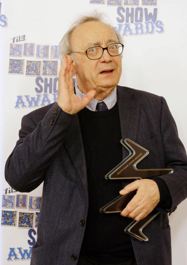 피아니스트 알프레트 브렌델은 2009년 1월 20일 영국 런던 사우스뱅크 어워즈에 참석해 포즈를 취하고 있다. 런던=AP 연합뉴스