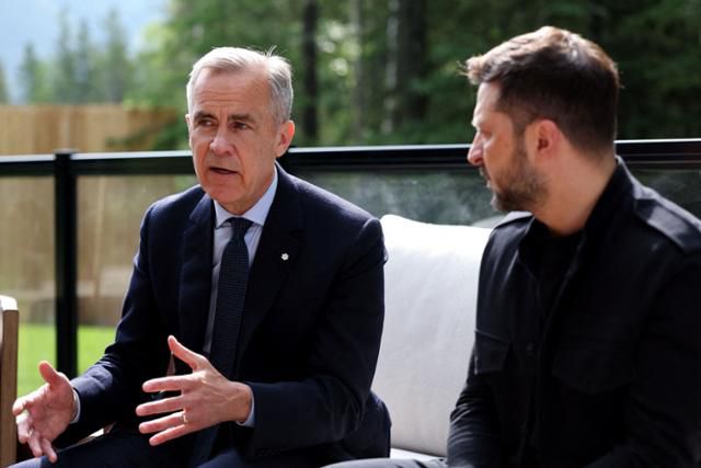 마크 카니(왼쪽) 캐나다 총리와 볼로디미르 젤렌스키 우크라이나 대통령이 17일 캐나다 앨버타주 캐내내스키스에서 열린 G7 정상회의에서 양자회담을 가지고 있다. 캐내내스키스=AFP 연합뉴스