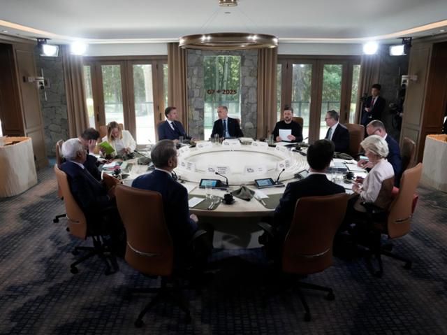 17일 캐나다 앨버타주 캐내내스키스에서 주요7개국(G7) 정상회의가 열리고 있다. 도널드 트럼프 미국 대통령은 전날 조기 귀국해 이 자리에 참석하지 않았다. 캐내내스키스=AP 뉴시스