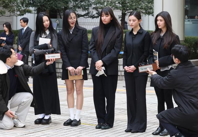 그룹 뉴진스(새 그룹명 NJZ)가 3월 7일 서울 서초구 서울중앙지법에서 열린 '어도어, 뉴진스 상대 기획사 지위보전 및 광고계약 체결 등 금지 가처분' 심문기일을 마친 후 취재진 질문에 답변하고 있다. 뉴시스