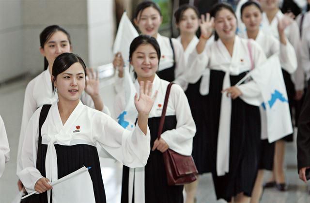 2005년 인천 아시아육상선수권 때 한국을 찾았던 북한 응원단. 이후 김정은 위원장의 부인이 된 리설주가 맨 앞에서 손을 흔들고 있다. 한국일보 자료사진