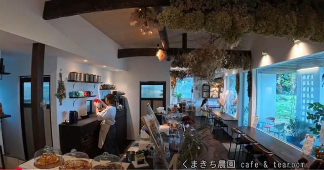 야마가타현 오키타마지구에서 카페 '구마키치노엔'을 운영하는 엔도 유키가 손님에게 낼 음료를 준비하고 있다. 야마가타현은 지난 1월 24일 자체 유튜브 계정에 오키타마에서 활약하는 여성들의 일상을 담은 동영상 '오키타마 빛나는 여성 인터뷰'를 공개했다. 야마가타현 유튜브 채널 캡처