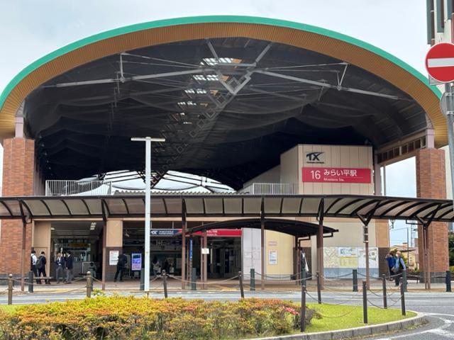 일본 이바라키현 쓰쿠바미라이시 주민들이 쓰쿠바익스프레스 '미라이다이라역' 앞을 지나가고 있다. 쓰쿠바익스프레스는 수도 도쿄와 이바라키현을 잇는 철도다. 쓰쿠바미라이=류호 특파원