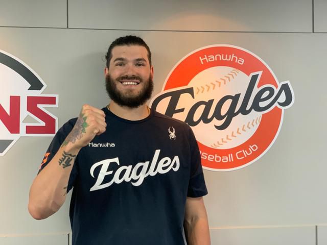 폰세가 18일 부산 사직구장에서 포즈를 취하며 환하게 미소 짓고 있다. 부산=박주희 기자