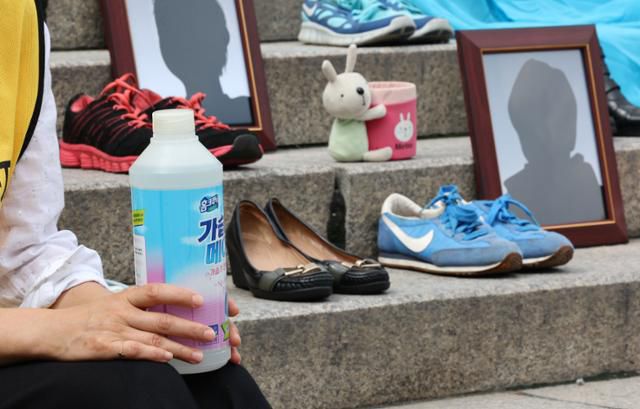 지난해 8월 서울역 앞 계단에서 열린 가습기살균제 참사 12주기 캠페인 및 기자회견 자리에 가습기살균제 참사 피해자들의 유품이 놓여있다. 연합뉴스