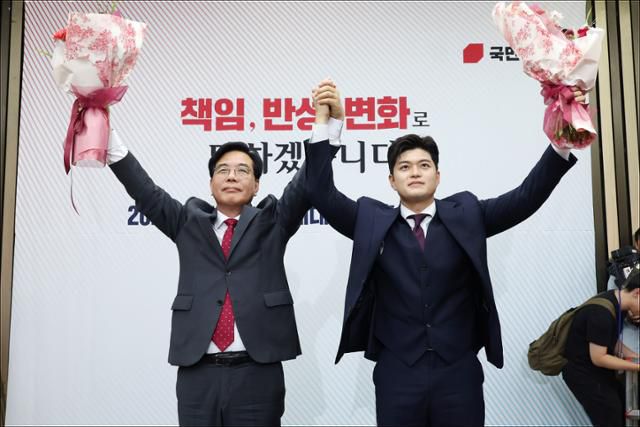 송언석(왼쪽) 국민의힘 신임 원내대표가 16일 서울 여의도 국회에서 열린 2025 국민의힘 원내대표 선출 의원총회에서 김용태 비상대책위원장과 손을 들어 올리고 있다. 뉴시스