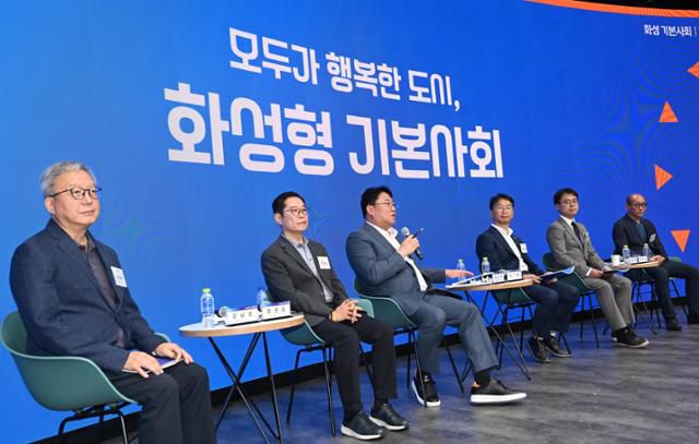 19일 서울 강남구 코엑스에서 '모두가 행복한 도시, 화성형 기본사회'를 주제로 열린 '2025 미지답 화성 포럼' 중 전문가들이 종합토론을 진행하고 있다. 홍인기 기자