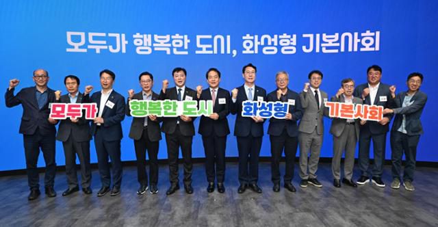 19일 서울 강남구 코엑스에서 '모두가 행복한 도시, 화성형 기본사회'를 주제로 열린 2025 미지답 포럼에 참석한 이성철(왼쪽 여섯 번째) 한국일보 사장과 정명근(오른쪽 여섯 번째) 화성특례시장 등이 파이팅을 외치고 있다. 홍인기 기자
