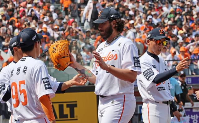 코디 폰세(오른쪽 두 번째)가 3일 대전 한화생명볼파크에서 열린 KT전에서 6이닝 무실점 행진을 펼친 후 동료들의 축하를 받고 있다. 대전=연합뉴스