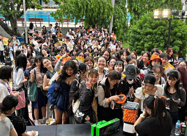 18일 '2025 HLE 글로벌 팬페스트 인 베트남' 행사가 열린 베트남 호찌민시 떤빈 체육관에서 팬들이 입장을 기다리고 있다. 호찌민=허경주 특파원