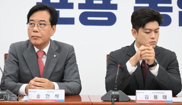 송언석(왼쪽) 국민의힘 원내대표와 김용태 국민의힘 비상대책위원장이 19일 국회의사당에서 열린 이재명 정부 인사청문회 대책회의 도중 각자 다른 곳을 바라보고 있다. 고영권 기자
