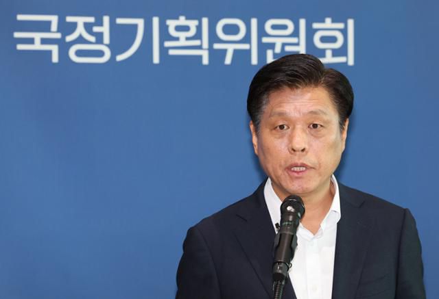 조승래 국정기획위원회 대변인이 19일 정부세종컨벤션센터에서 각 부처 업무보고와 관련한 설명을 하고 있다. 세종=연합뉴스