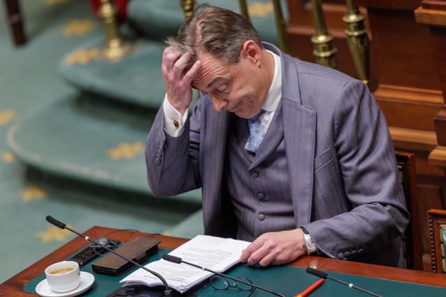 바르트 드 베버르 벨기에 총리가 지난달 29일 브뤼셀 국회의사당에서 정부 서류를 읽으며 머리를 긁고 있다. 브뤼셀=EPA 연합뉴스