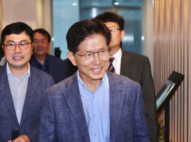 김문수 전 국민의힘 대선 후보가 20일 오전 서울 여의도 국회 인근 식당에서 차명진·박계동 전 의원 등 캠프 관계자들과 식사를 위해 이동하고 있다. 뉴시스