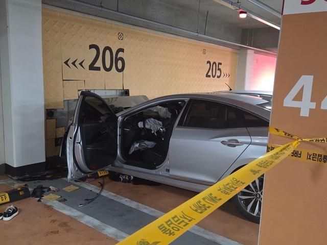 19일 세종특별자치시 새롬동의 한 아파트 지하주차장에서 벽과 충돌한 그랜저 승용차가 반파돼 있다. 세종소방본부 제공