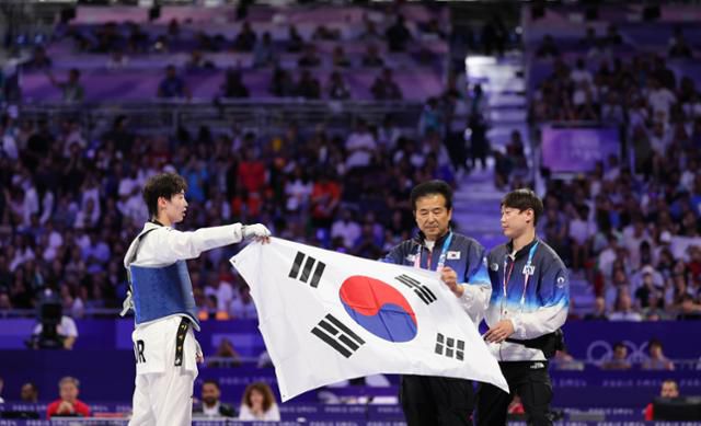 이다빈이 프랑스 파리 그랑팔래에서열린 2024 파리올림픽 태권도여자 +67kg급 동메달 결정전에서 독일의 로레나브랜들과의 경기에서 승리 후 기뻐하고 있다. 파리=서재훈 기자