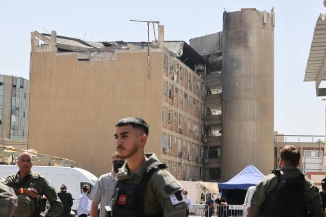 이스라엘 남부 베르셰바의 소로카 병원이 19일 이란의 공습을 받아 처참히 부서져 있다. 이스라엘 당국은 이날 소로카 병원을 포함한 4군데에 대한 공격으로 271명이 다쳤다고 밝혔다. 베르셰바=UPI 연합뉴스