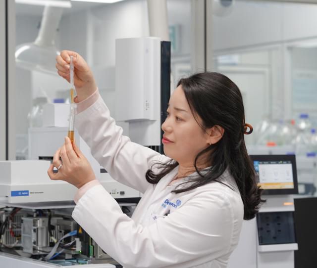 이은주 동원FB 식품과학연구원 책임연구원이 연구를 하고 있다. 동원FB 제공