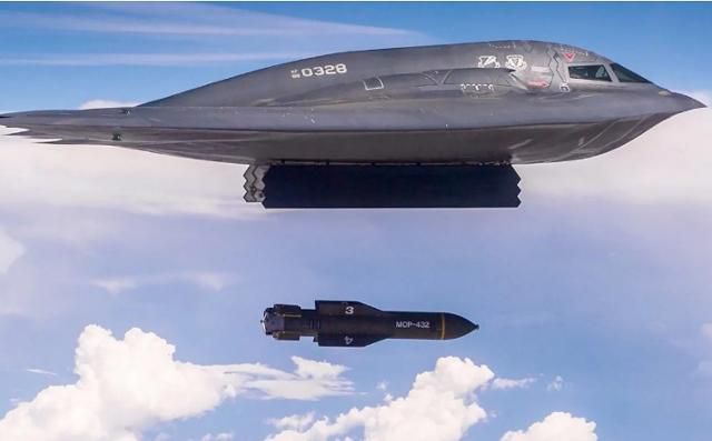 미 공군 B-2 스텔스 전략폭격기가 벙커버스터(GBU-57)를 투하하는 모습. 미 공군 홈페이지