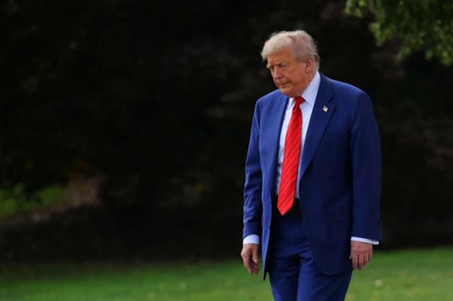 도널드 트럼프 미국 대통령이 20일 미국 워싱턴 D.C.에서 뉴저지로 향하기 전 백악관에서 대통령 전용기 마린원에 탑승하기 위해 걸어가고 있다. 워싱턴=로이터 연합뉴스