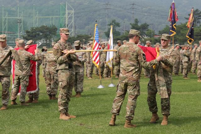18일 경기도 동두천시 캠프 케이시에서 열린 주한미군 순환배치 여단 임무교대식에서 태극기와 성조기가 나란히 놓여 있다. 연합뉴스